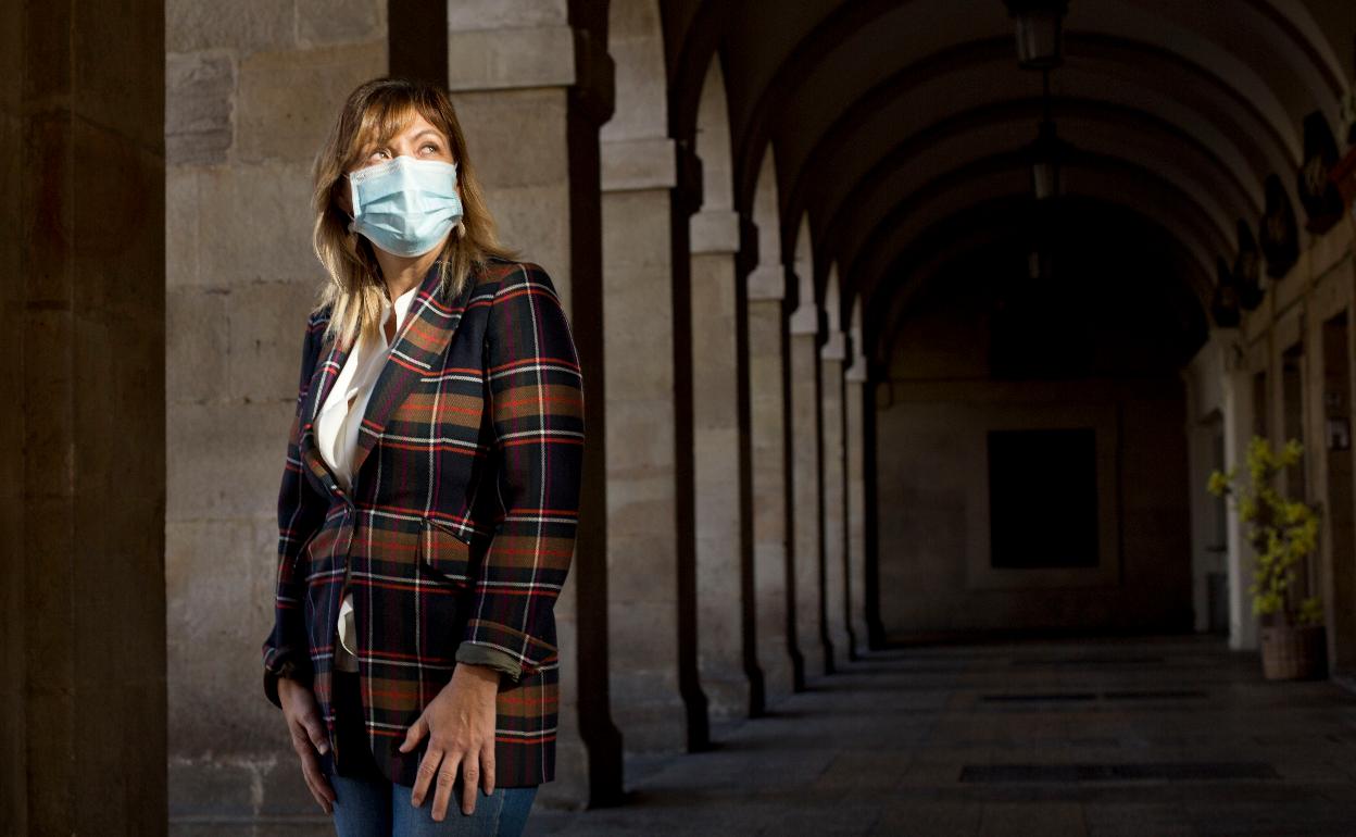 Miren Larrion, bajo los soportales del Ayuntamiento de Vitoria.