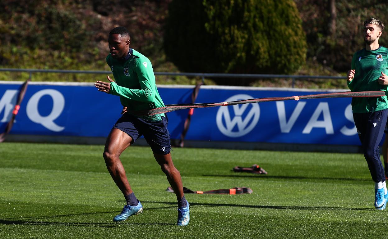 Sagnan tira de Januzaj en un entrenamiento en Zubieta. 