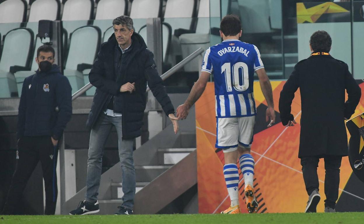 Imanol saluda a Oyarzabal tras ser sustituido en Turín.
