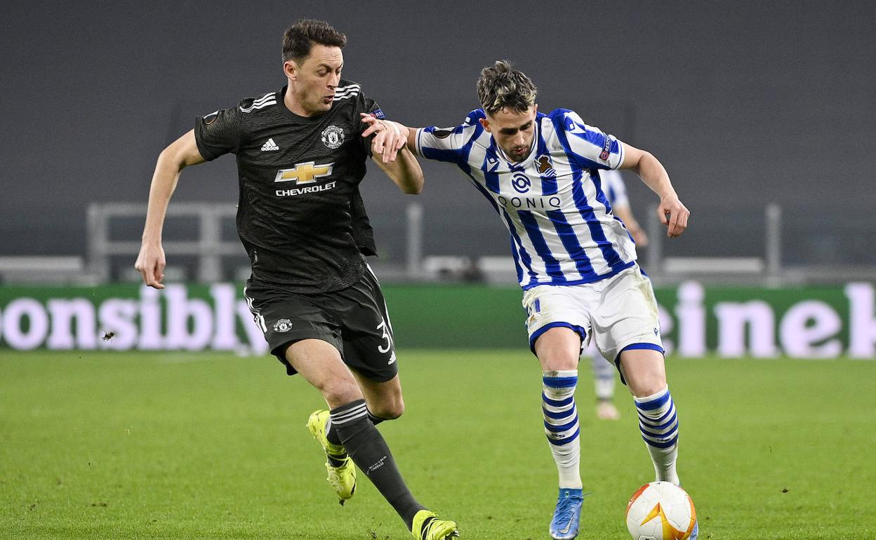 Januzaj pugna por un balón ante Matic en el partido de ida en el Juventus Stadium. 