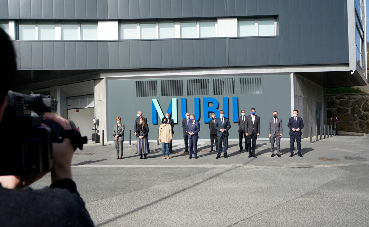 Aurotoridades en el exterior del centro Mubil de Tolosa, inaugurado esta mañana.