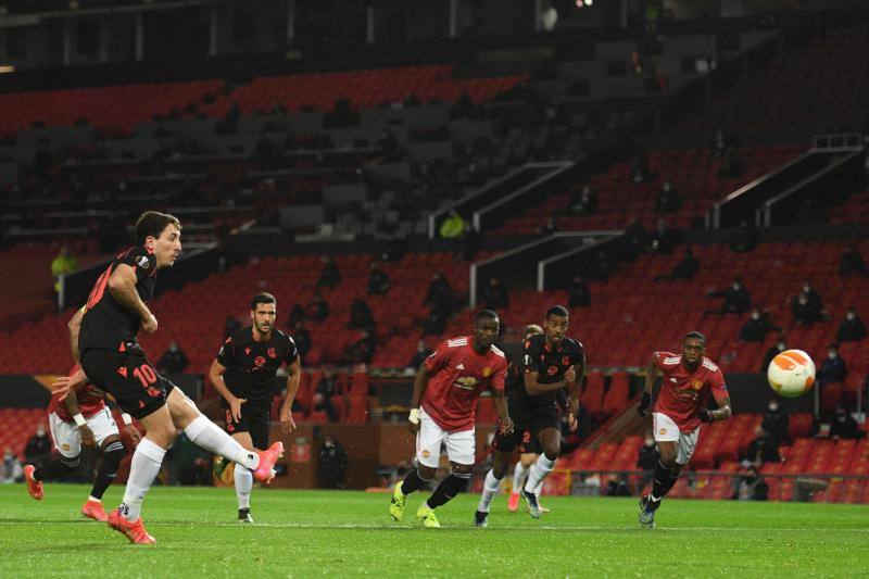 Oyarzabal lanza el penalti que ha podido adelantar a la Real Sociedad en Old Trafford, pero que se ha ido fuer por poco. 