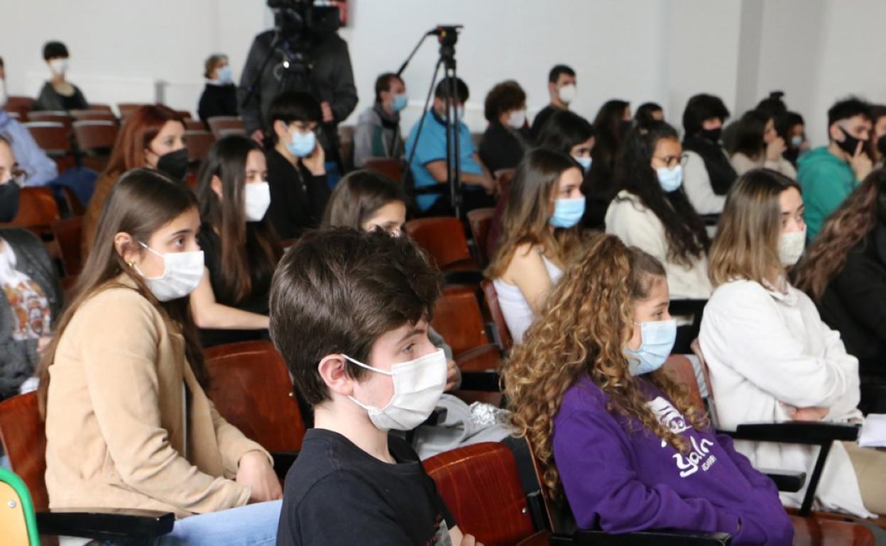 Alumnos del Instituto asistieron a la presentación del libro sobre Ignacio Zuloaga. 