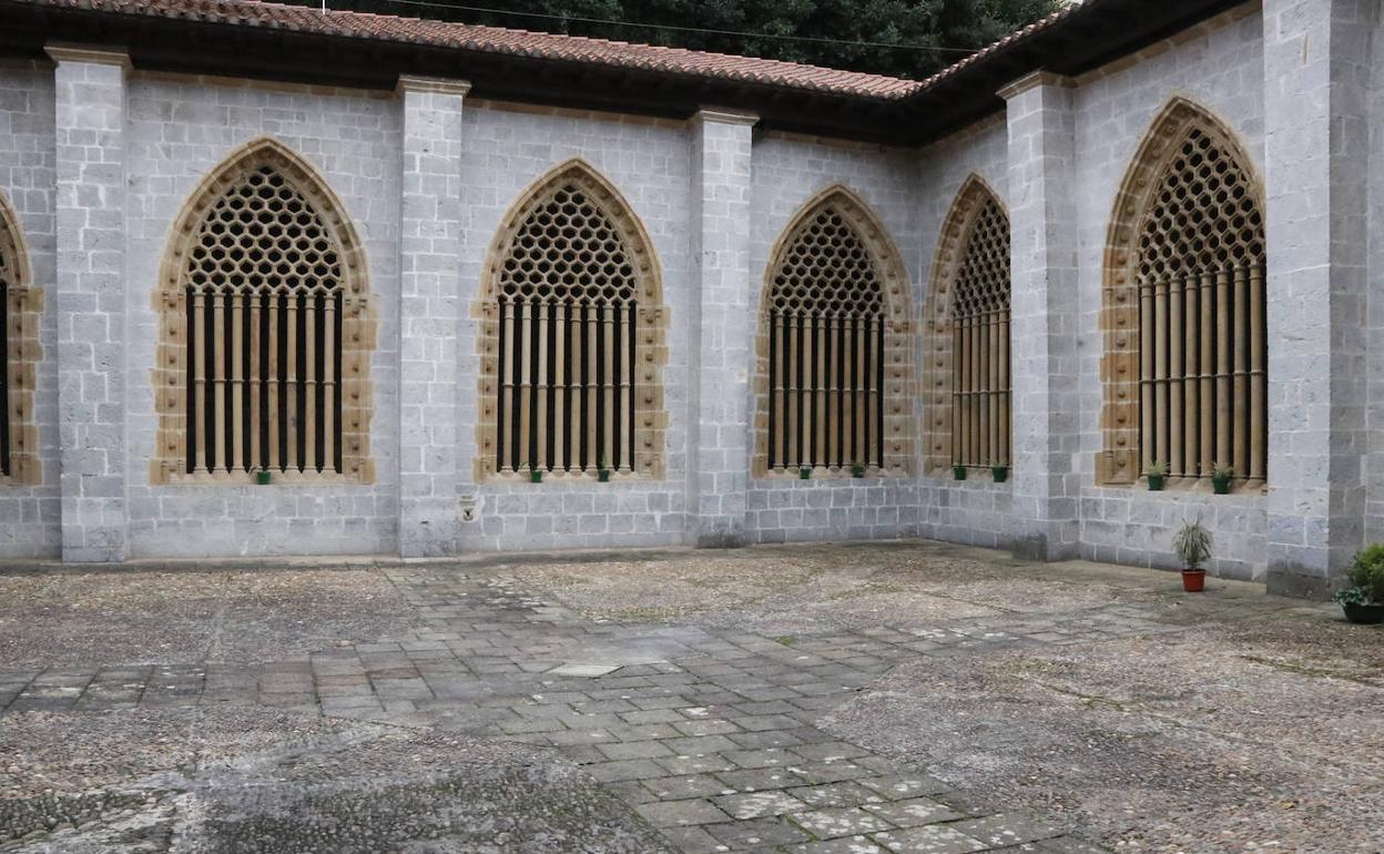 Debako Santa Maria elizako klaustroa bisitatuko da. 