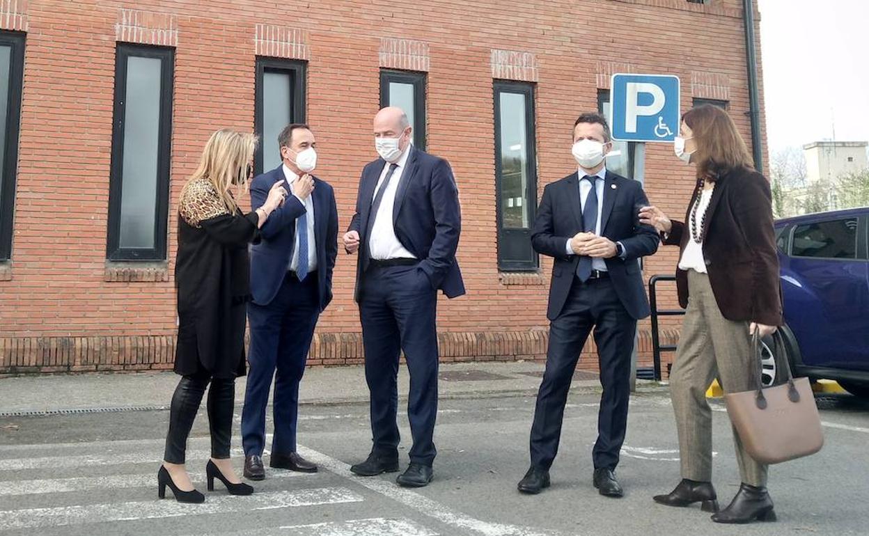 Autoridades y responsables en la presentación de este jueves frente a la sede de la Escuela de Hostelería Cebanc. 