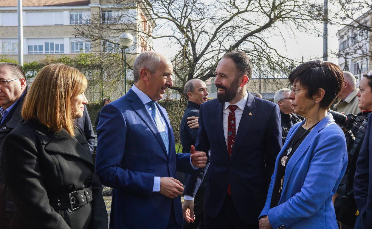 Josu Erkoreka y Denis Itxaso conversan en un acto en la Delegación del Gobierno de Vitoria.