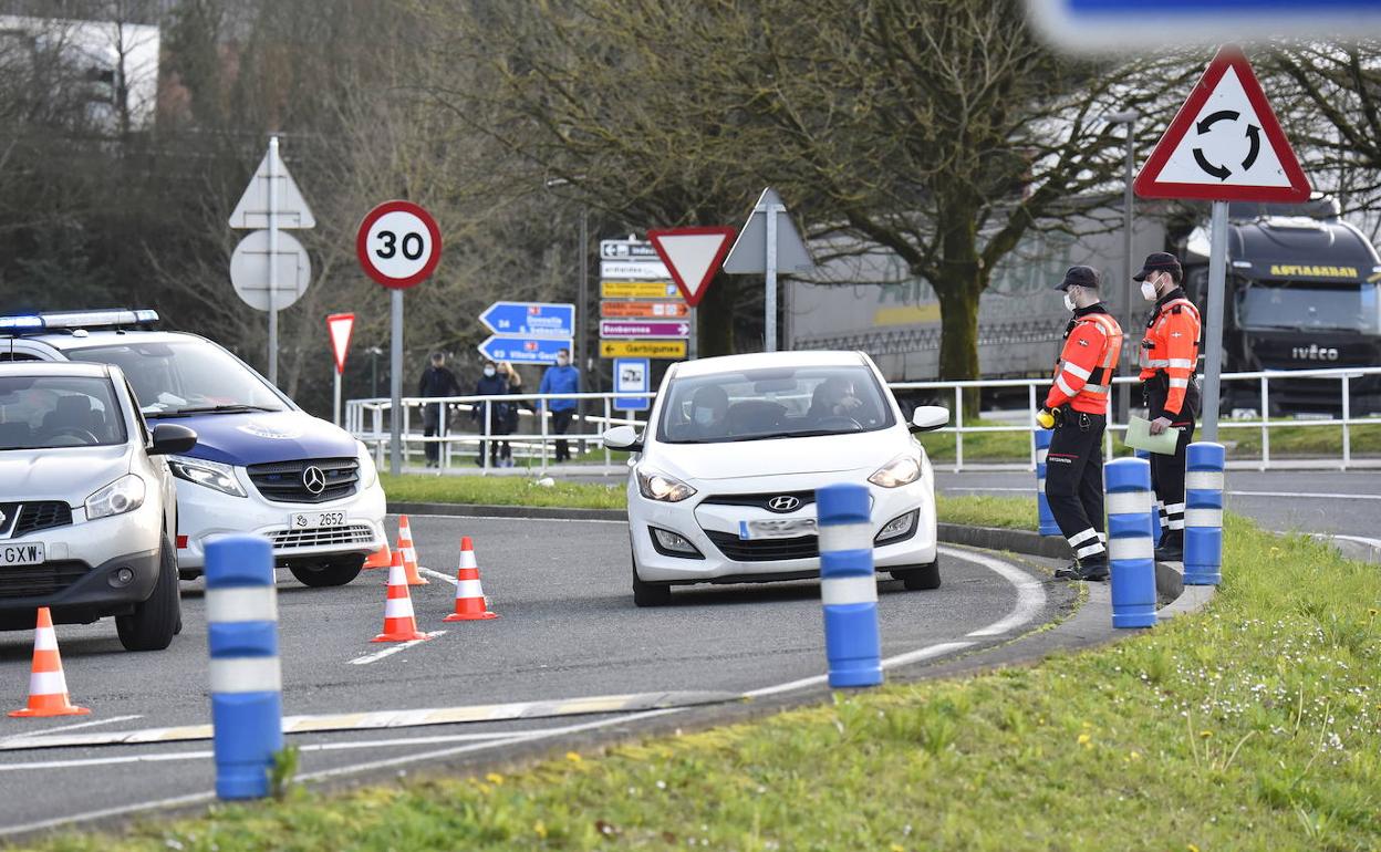 Controles de la Ertzaintza a la entrada de Tolosa. 