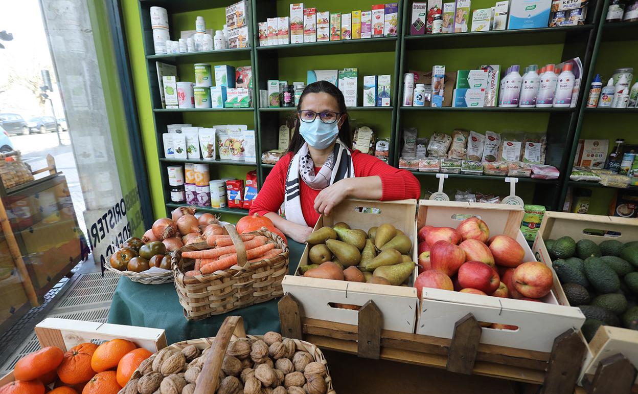 Desirée Zozaya, en el interior de Herboristería Zuhaitz, rodeada de producto ecológico y de calidad. 