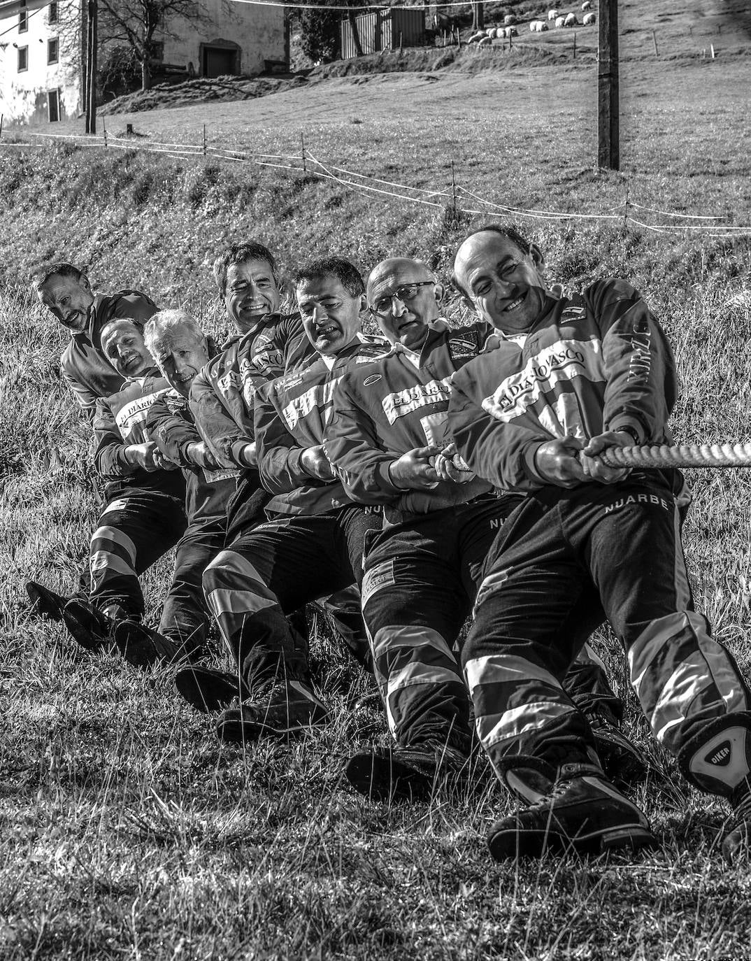 La editorial tolosarra Xibarit acaba de publicar 'Herri Kirolak. Juegos del pueblo vasco. Euskal Herriaren jokoak', un libro que repasa los orígenes y fundamentos del deporte rural vasco de la mano de Joseba Urretavizcaya y Álvaro Bermejo.