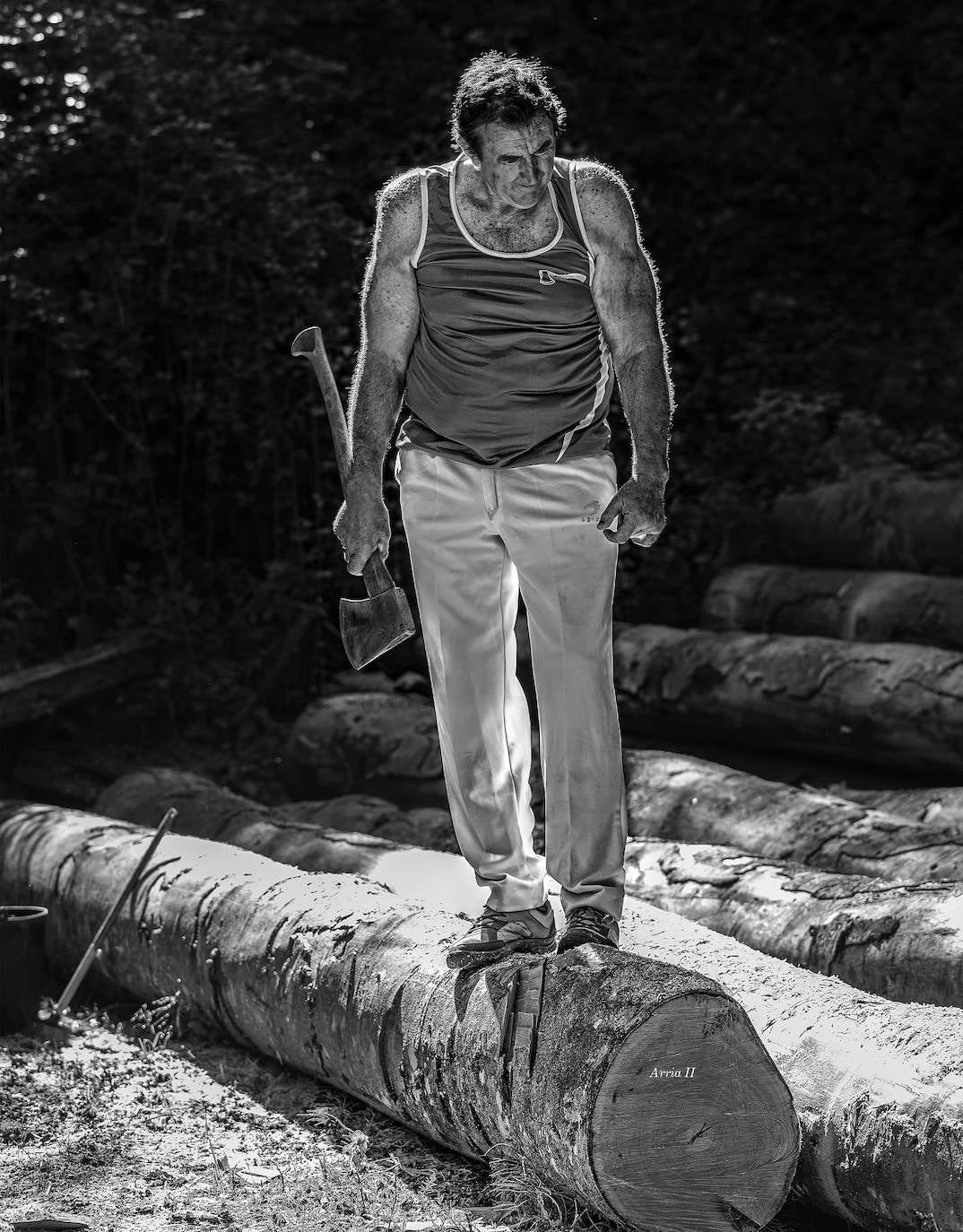 La editorial tolosarra Xibarit acaba de publicar 'Herri Kirolak. Juegos del pueblo vasco. Euskal Herriaren jokoak', un libro que repasa los orígenes y fundamentos del deporte rural vasco de la mano de Joseba Urretavizcaya y Álvaro Bermejo.