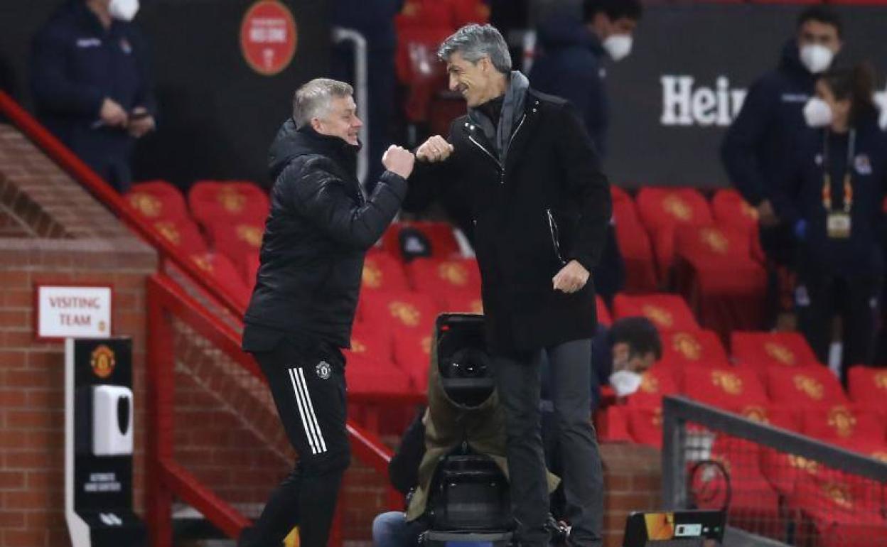 Solskjaer e Imanol se saludan al finalizar el encuentro. 