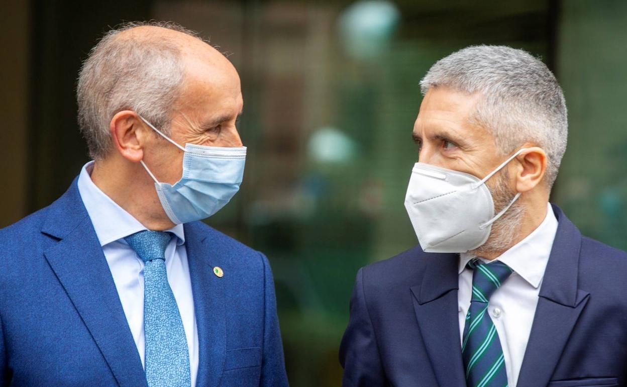 Josu Erkoreka y Fernando Grande-Marlaska se sonríen antes de iniciar su encuentro en Vitoria.