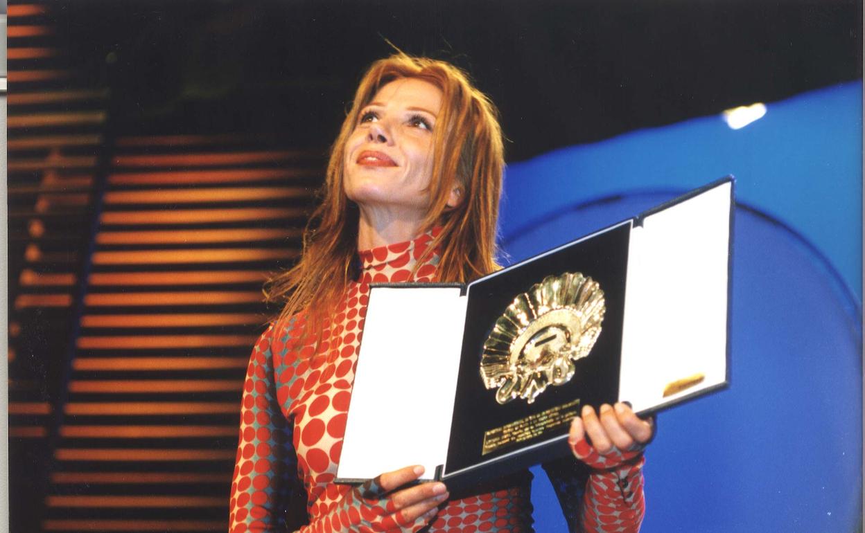 Victoria Abril en 1995 con su Concha de Plata por 'Nadie hablará de nosotras cuando hayamos muerto'. 