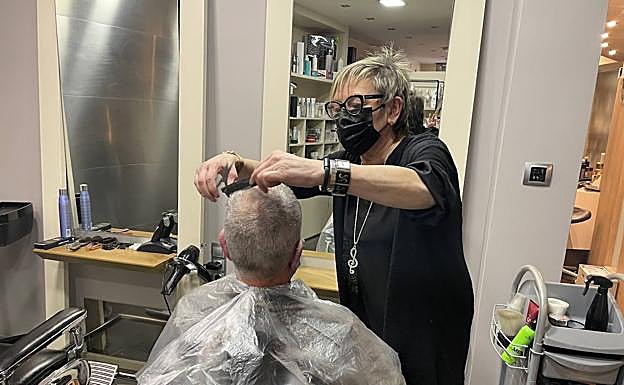 Izaskun corta el pelo en la peluquería Sesiñena. 