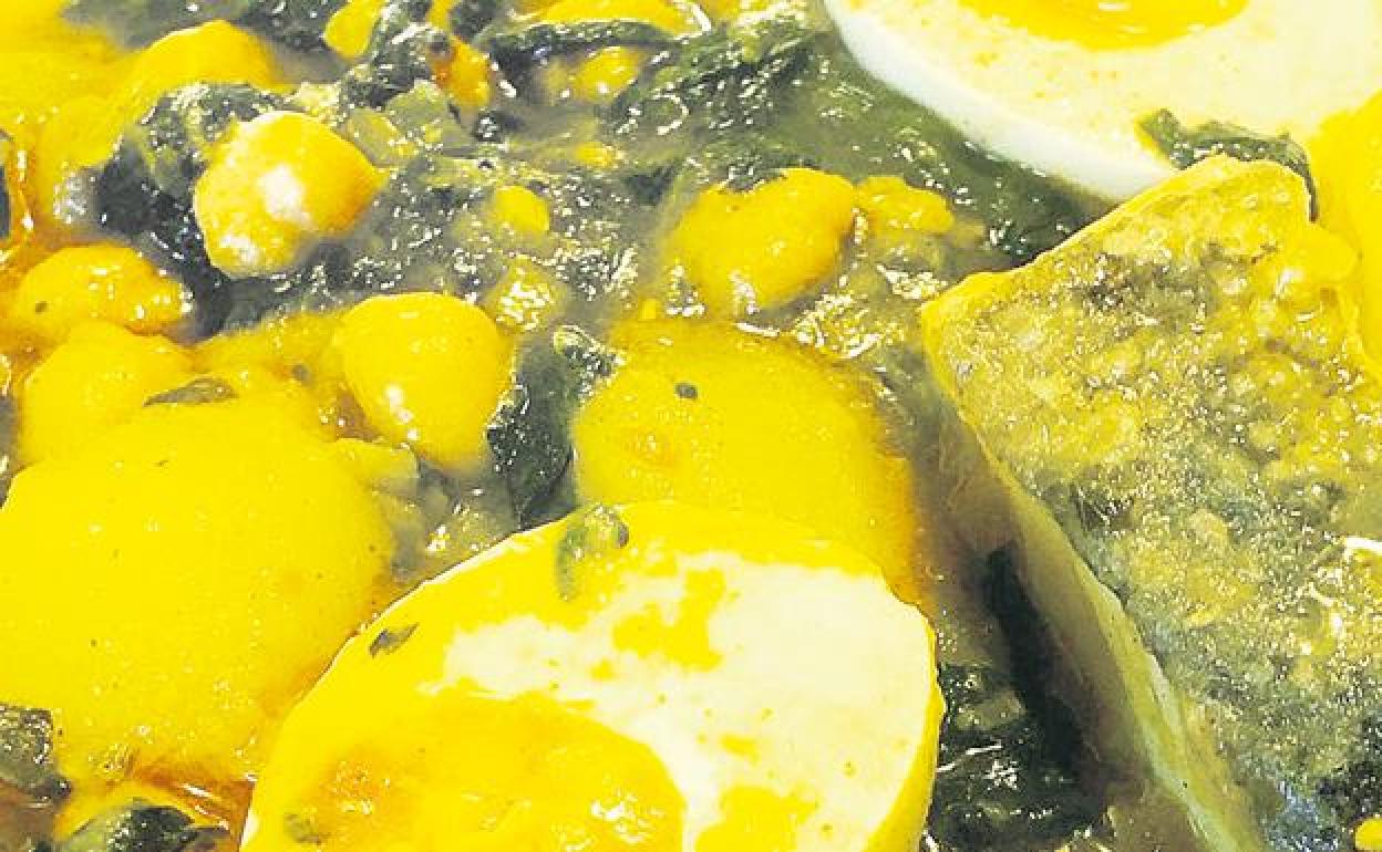 Potaje de garbanzos con bacalao, espinacas y huevo duro