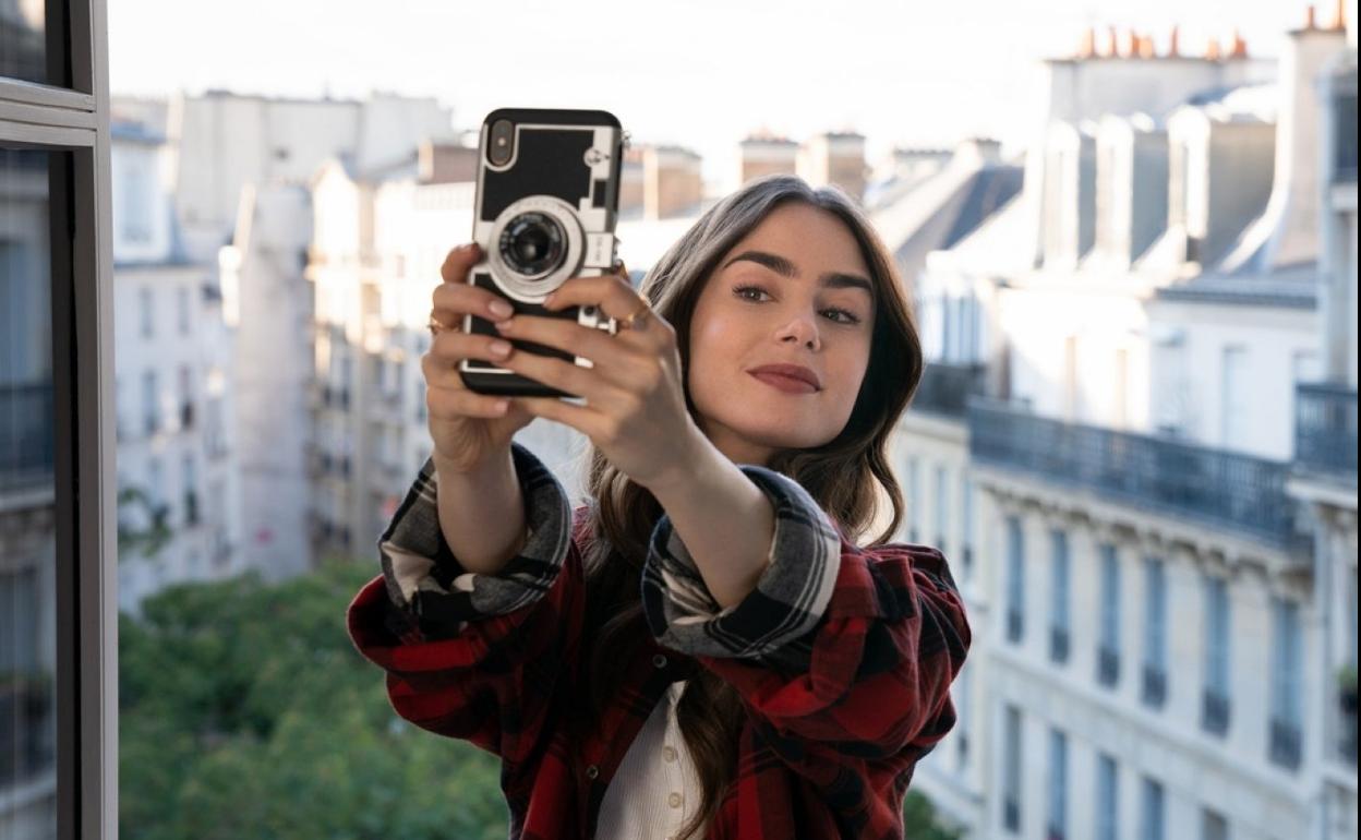 La actriz Lily Collins da vida a la protagonista de 'Emily in Paris'. 