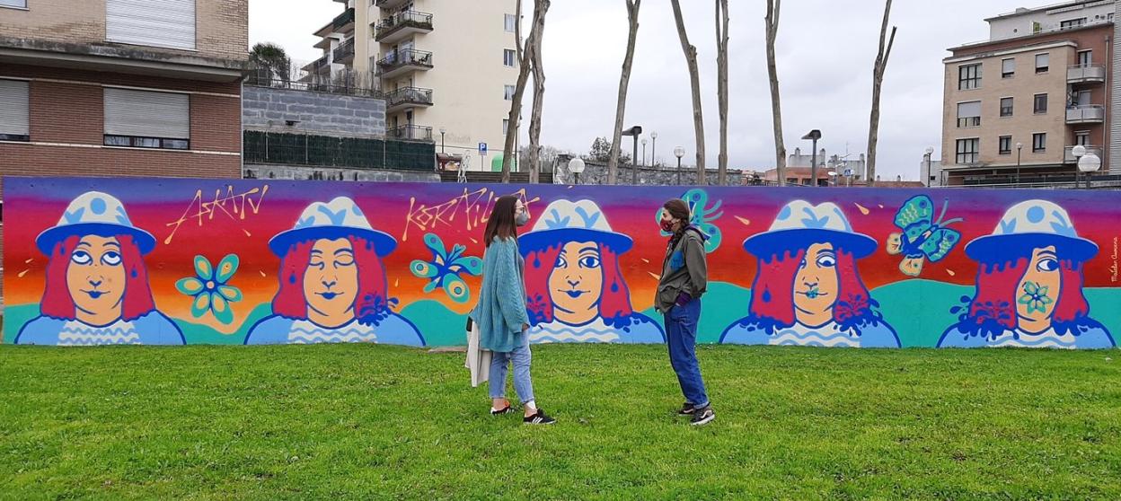 La delegada de Cultura, Juncal Eizaguirre, y la artista Maialen Arocena ante el mural del parque de Gain Gainean. 