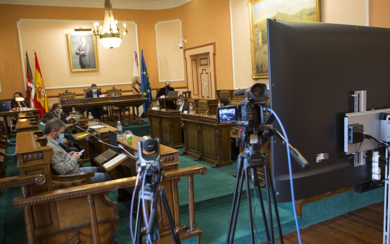 Los plenos siguen siendo semipresenciales y ayer volvió a haber alguna dificultad técnica. 