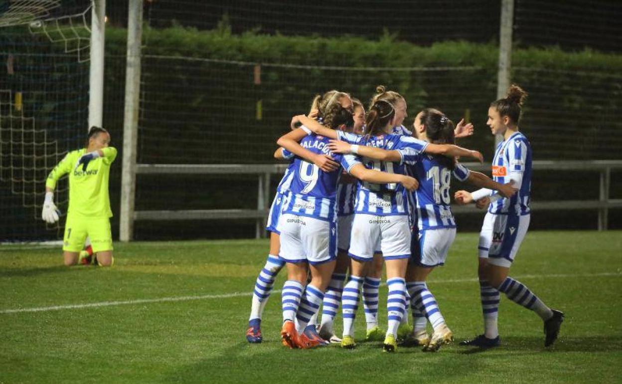 Las jugadoras de la Real celebran un gol en Zubieta. 