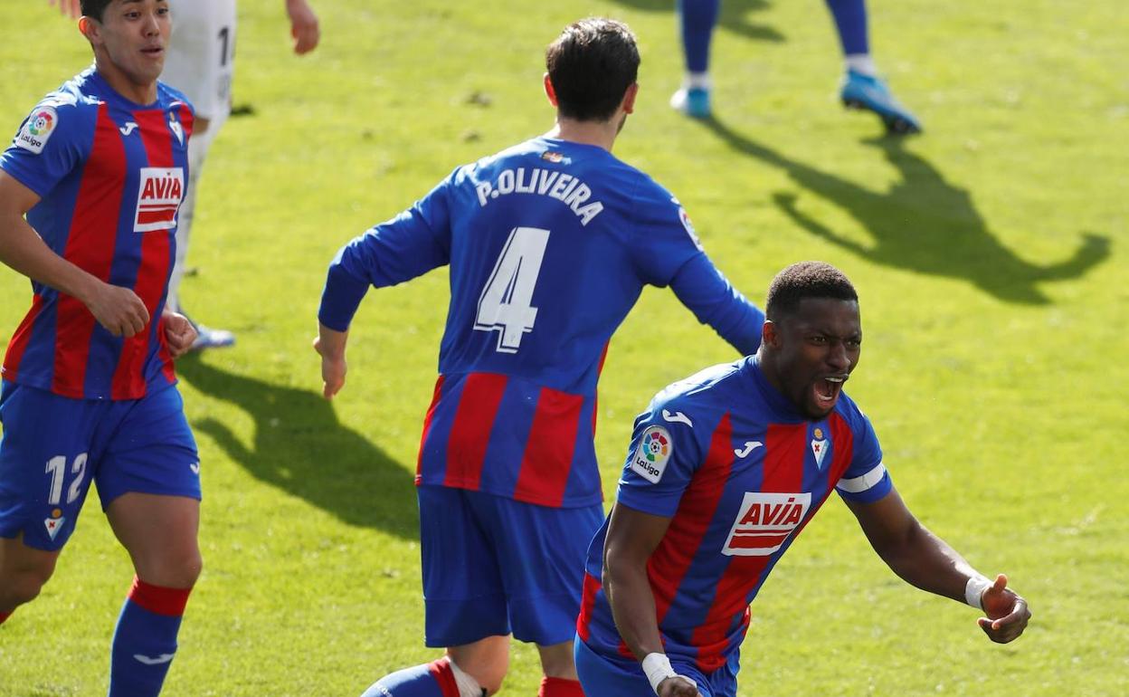 Mikel Rico y el armero Kevin Rodrigues, en un lance del duelo de ida disputado en El Alcoraz.