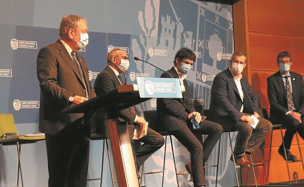 El consejero de Economía y Hacienda, los tres diputados generales y el presidente de Eudel, tras el Consejo de Finanzas del pasado día 12.