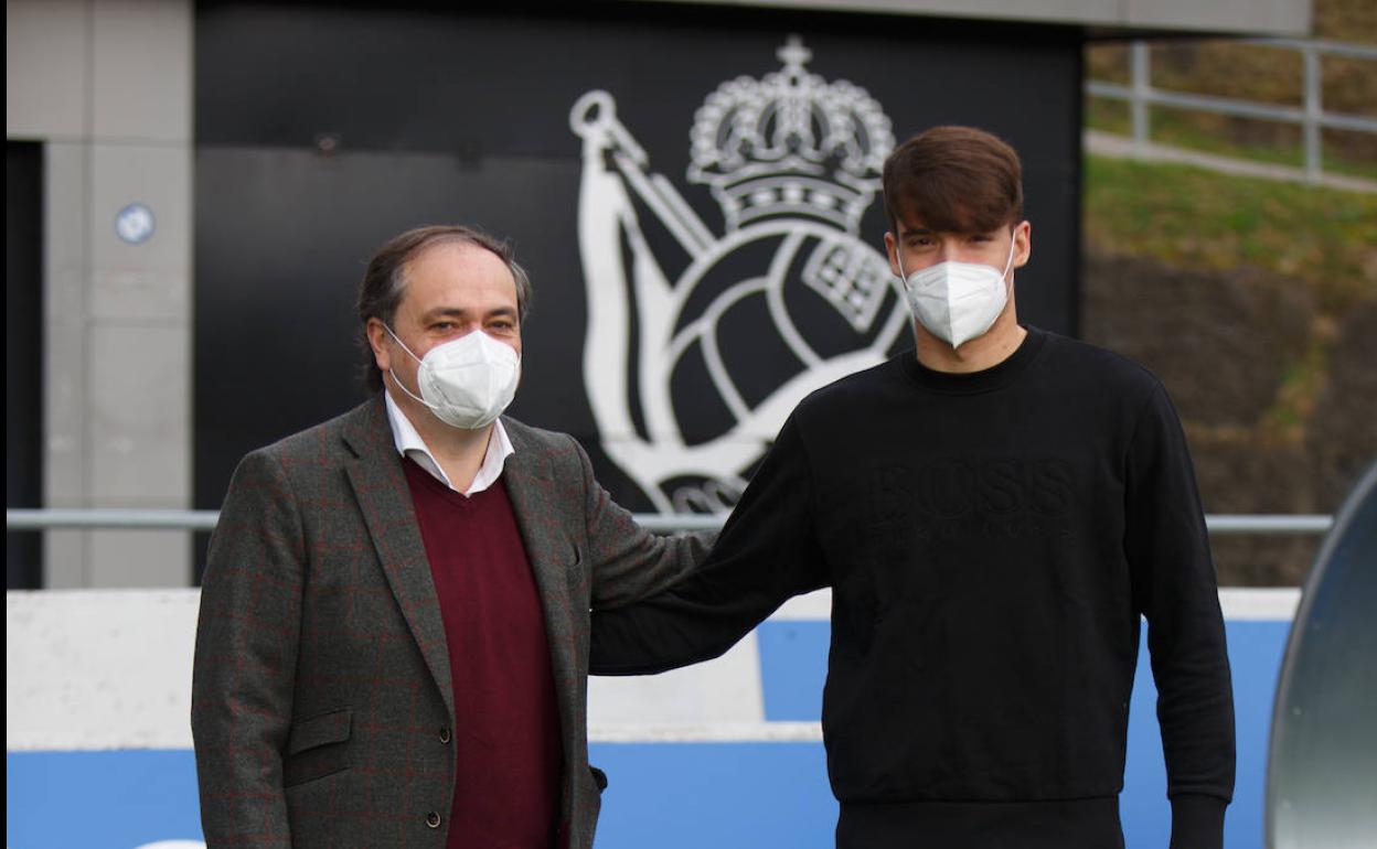 Jokin Aperribay y Urko González de Zarate posan en Zubieta. 