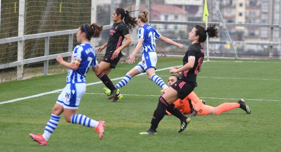 La Real Sociedad venció en casa al Real Madrid por tres goles a uno con remontada incluida para apurar una de las últimas oportunidades de las realistas para luchar por los puestos que dan acceso a competición continental. 