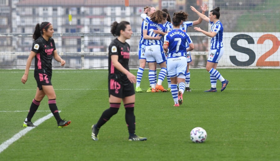 La Real Sociedad venció en casa al Real Madrid por tres goles a uno con remontada incluida para apurar una de las últimas oportunidades de las realistas para luchar por los puestos que dan acceso a competición continental. 