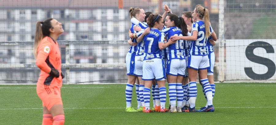 La Real Sociedad venció en casa al Real Madrid por tres goles a uno con remontada incluida para apurar una de las últimas oportunidades de las realistas para luchar por los puestos que dan acceso a competición continental. 