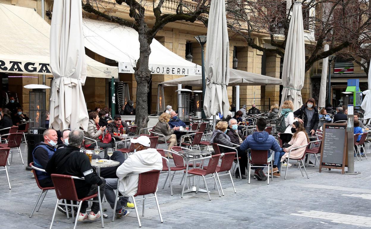 En la reunión del viernes podría ampliarse de cuatro a seis el número máximo de personas en una mesa. 