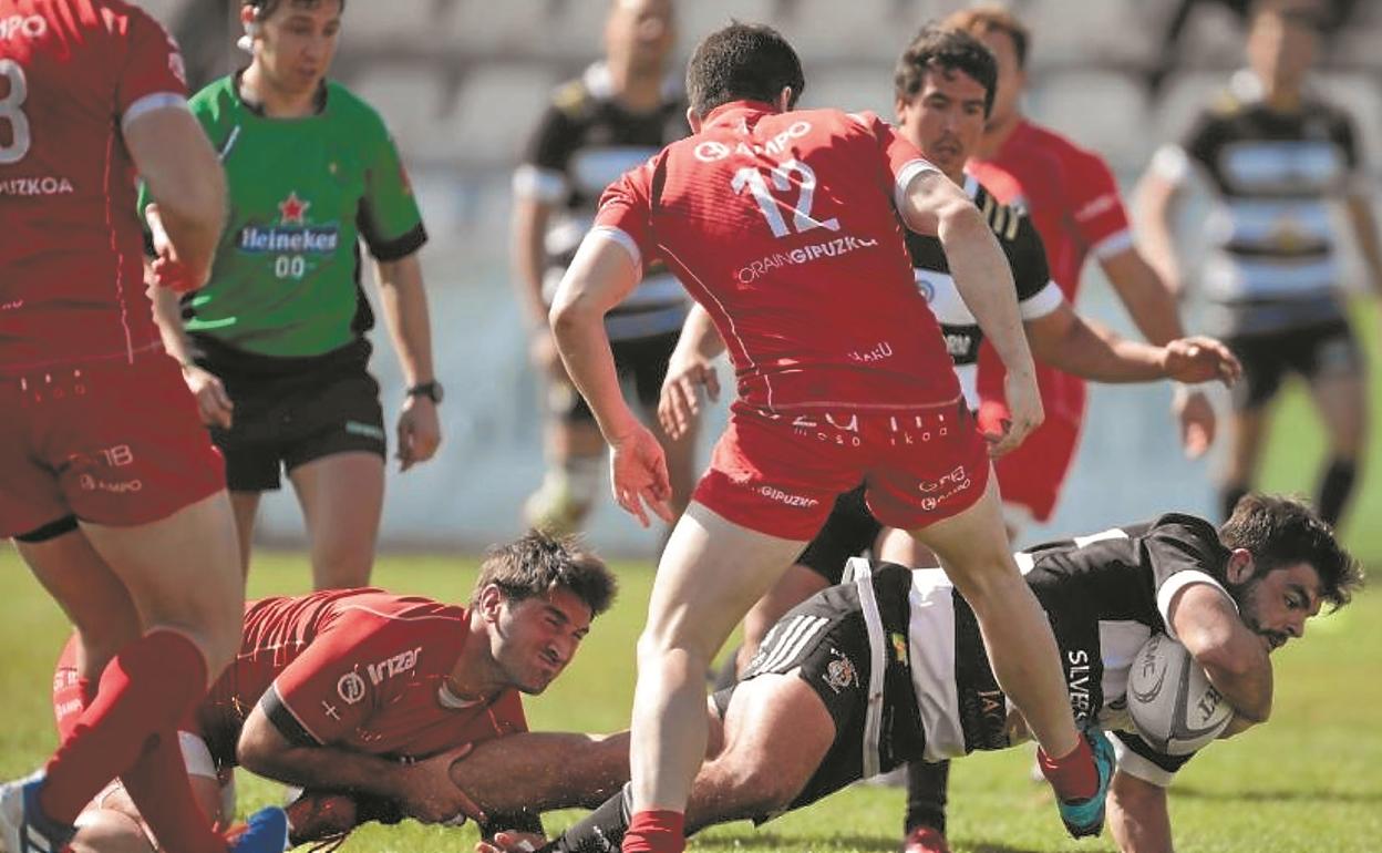 Cruz trata de frenar a un jugador de El Salvador, este domingo en Valladolid.. 