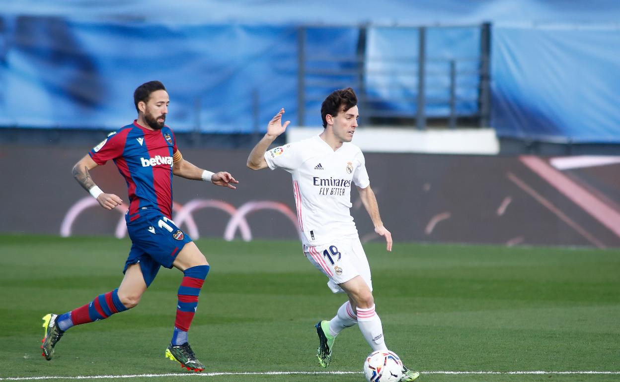 Álvaro Odriozola conduce el balón ante Morales durante un encuentro de esta temporada. 