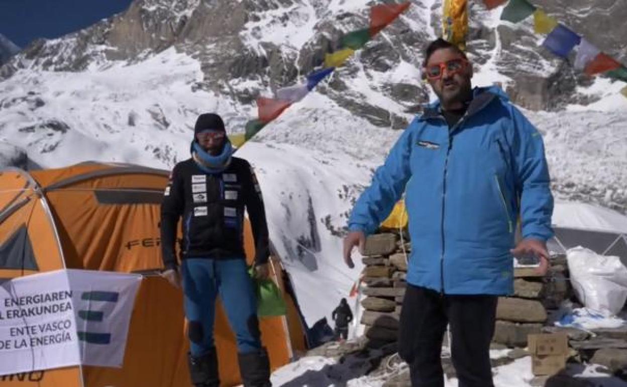 Txikon, en segundo término, con un miembro de su expedición. 