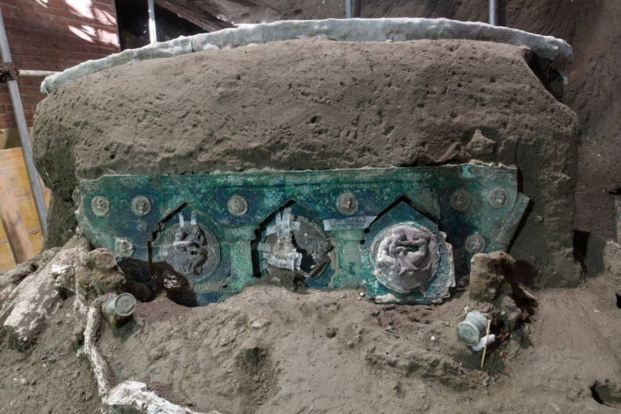 El parque arqueológico de Pompeya ha anunciado el descubrimiento de un gran carro para ceremonias, encontrado en excelente estado, a sólo unos cientos de metros al norte del famoso sitio cultural italiano.
