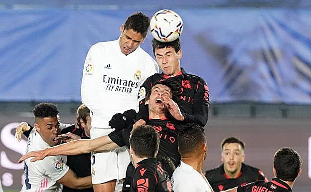 Varane y Zubimendi pelean un balón aéreo con Monreal (semitapado), Le Normand, Zubeldia (de espaldas), Gorosabel y Guevara. 