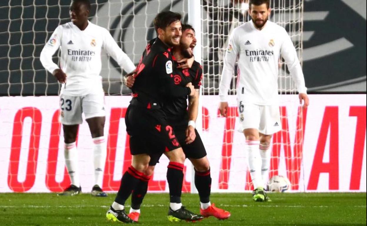 Portu celebra junto a Silva el gol que ha puesto por delante a la Real Sociedad en Valdebebas.