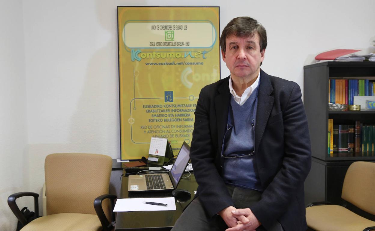 José Manuel Urkiri, en el despacho, en Donostia. 