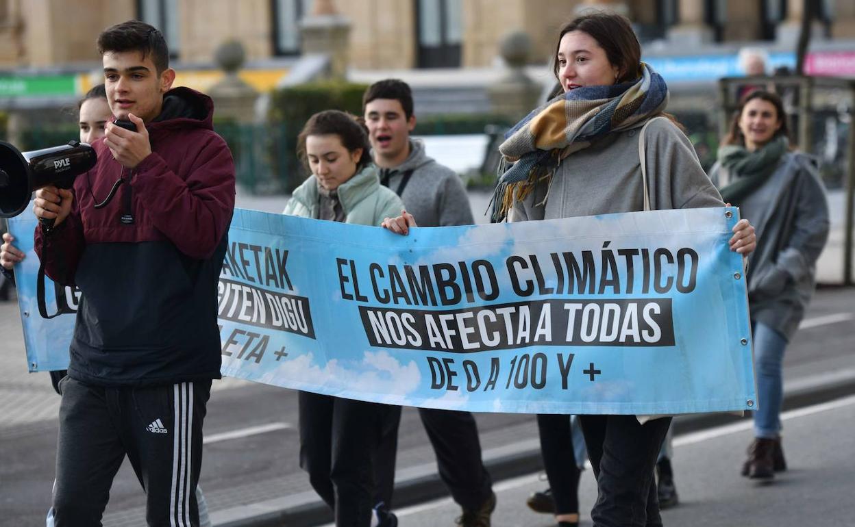 Manifestación de estudiantes en Donostia contra el cambio climático. 