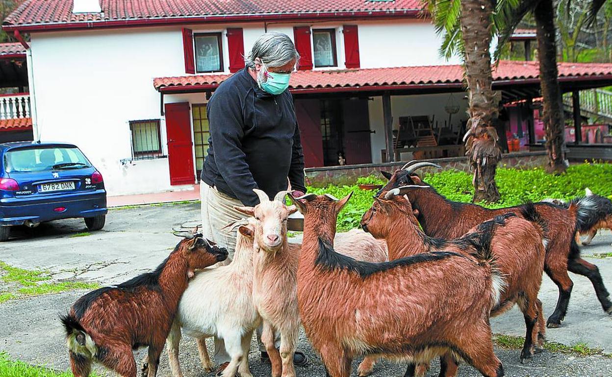 A 300 metros. El fuego se quedó muy cerca del caserío Saroiazpi, pero no afectó ni a la vivienda, ni a las tierras ni a los animales. 