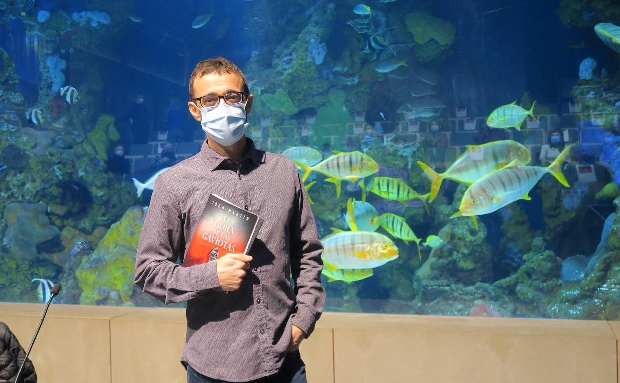 Ibon Martín Donostiako Aquarium-ean, oraingoz azkena duen liburuarekin.