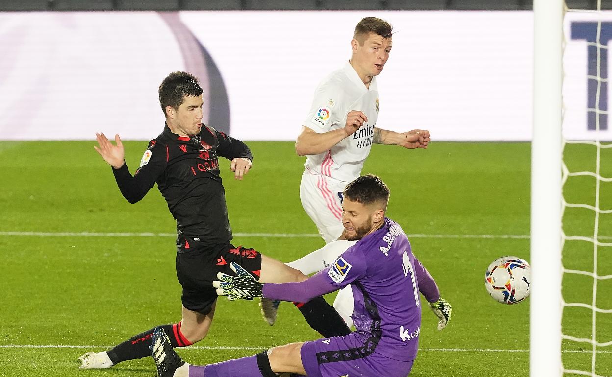 Zubeldia y Remiro salvan una acción ante