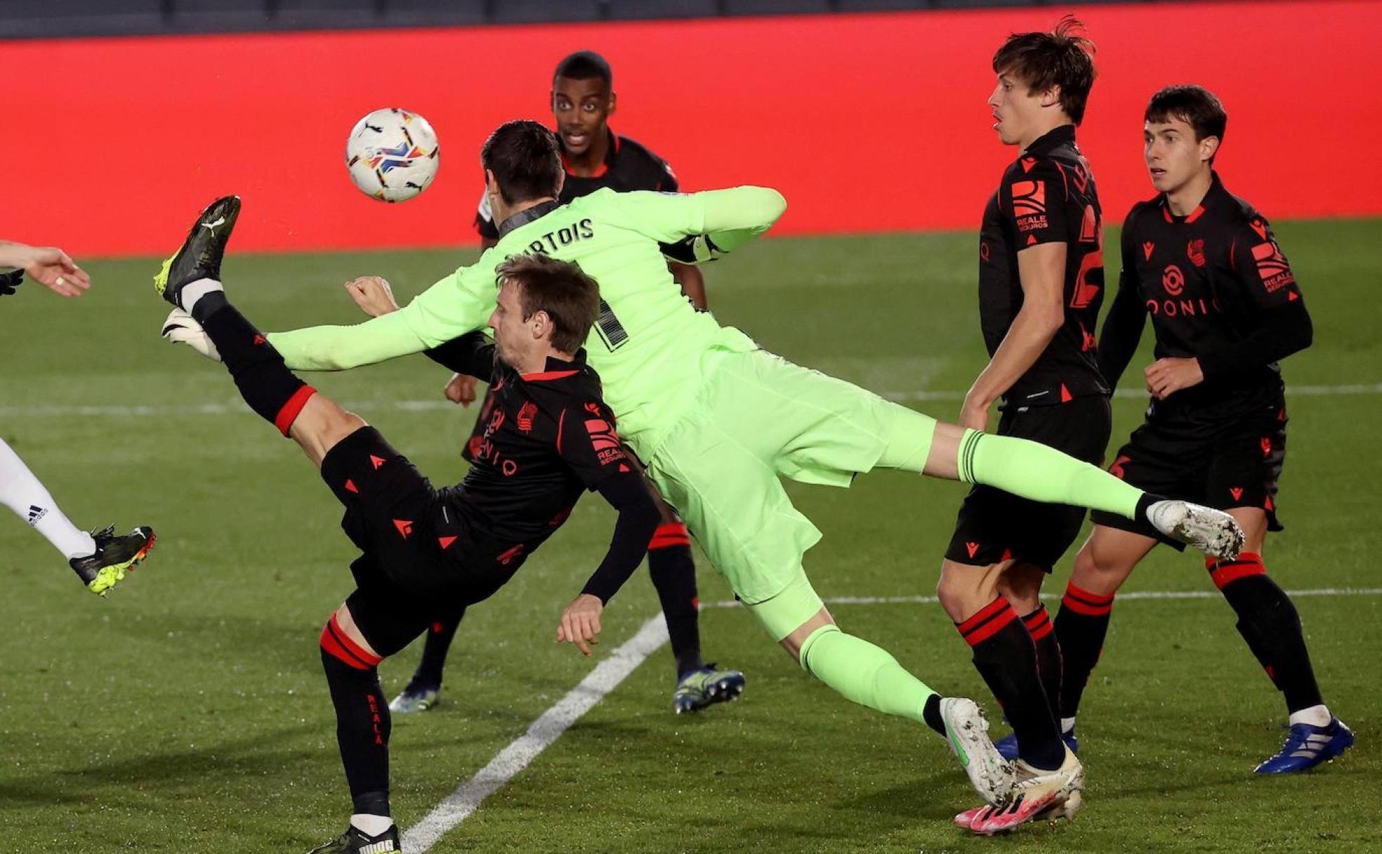 Monreal y Courtois disputan un balón en el área madridista.