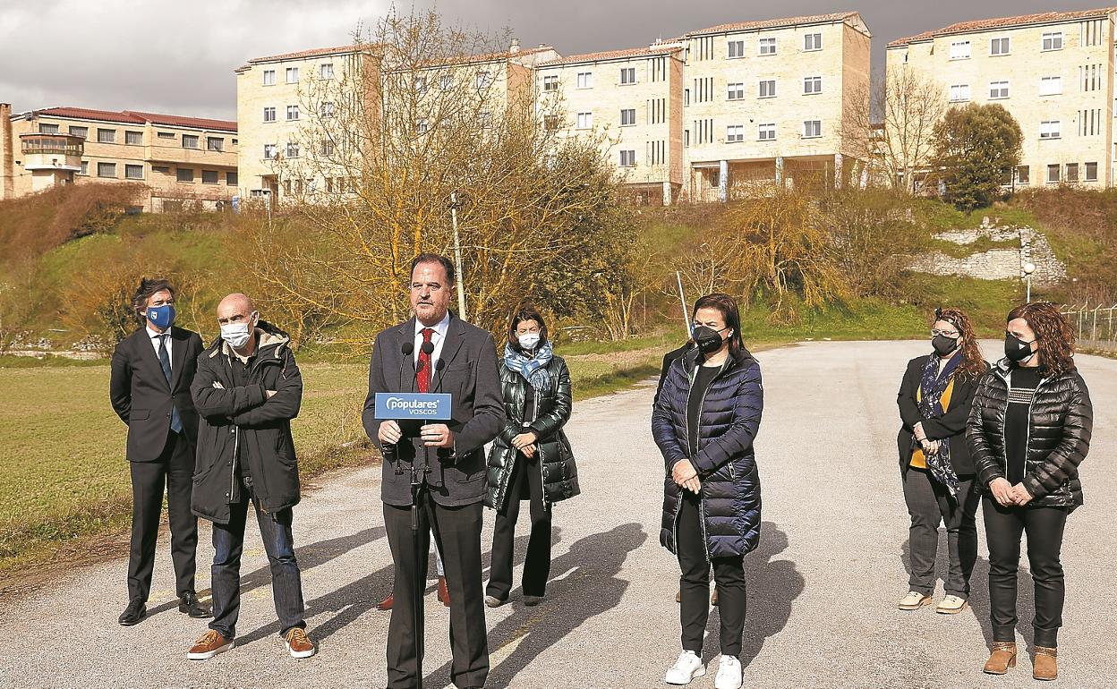 Carlos Iturgaiz se desplazó ayer a la antigua prisión de Nanclares para denunciar la situación de los funcionarios que aún residen allí