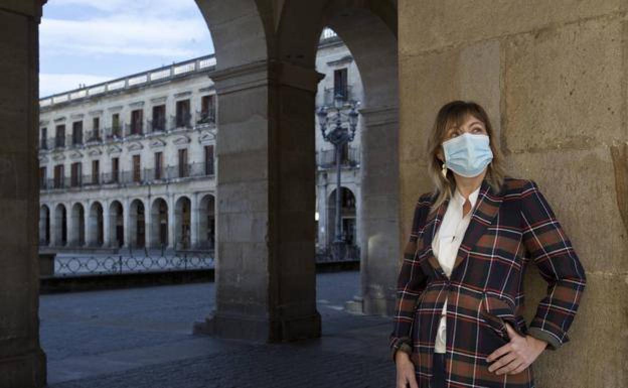 Miren Larrion, junto al Ayuntamiento en una foto de archivo. 