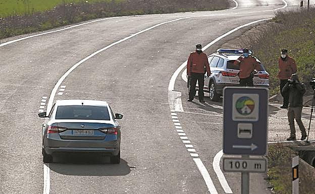 El coche con Urdangarin supera el primer control de la Ertzaintza.