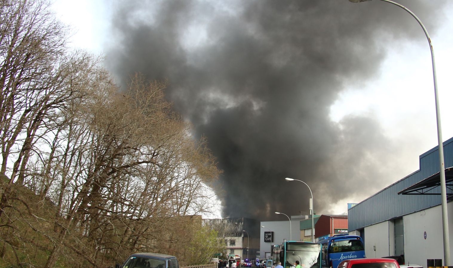 Un incendio calcina una empresa de aislamientos situado en el polígono Ugaldetxo de Oiartzun que, afortunadamente, no ha dejado heridos
