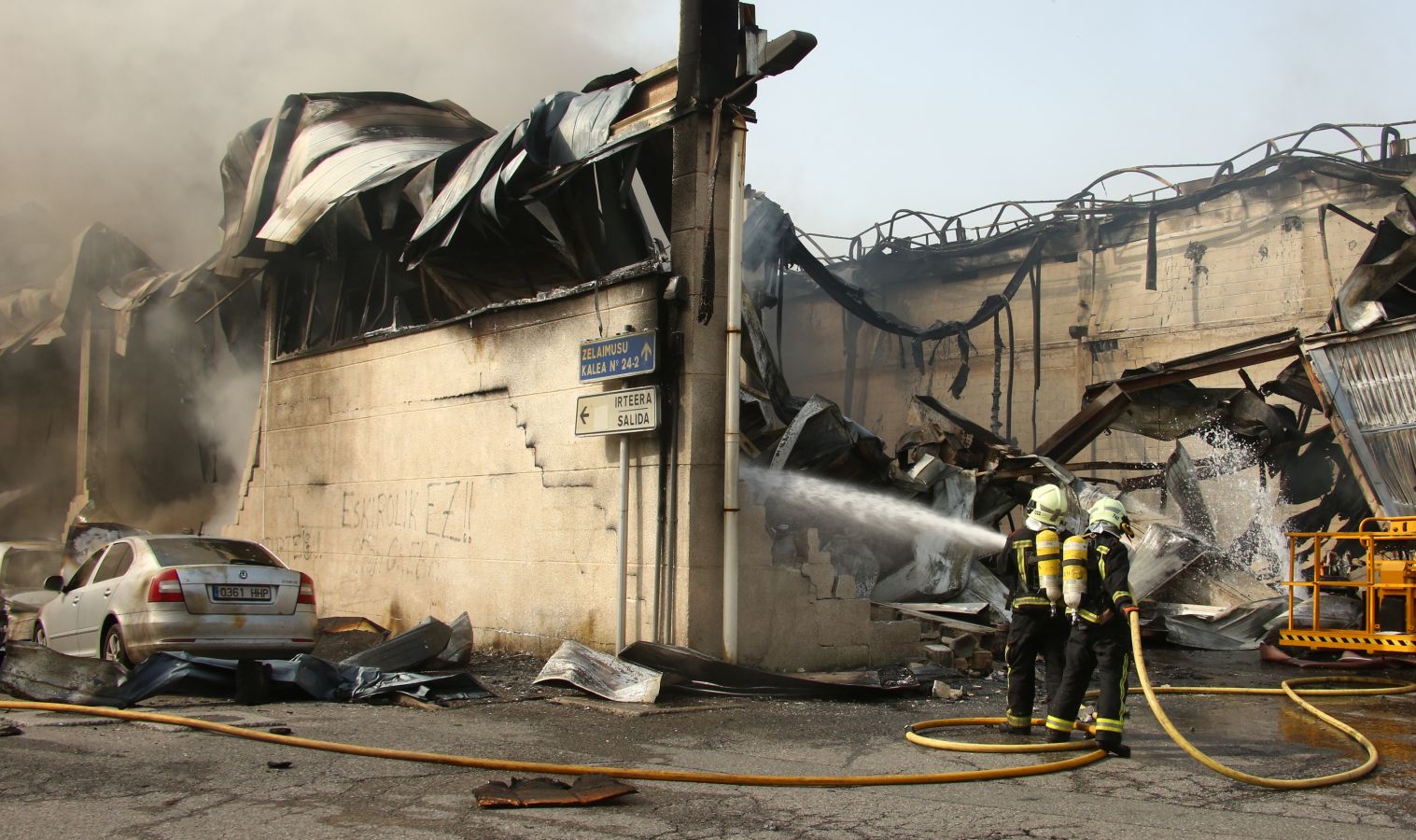 Un incendio calcina una empresa de aislamientos situado en el polígono Ugaldetxo de Oiartzun que, afortunadamente, no ha dejado heridos