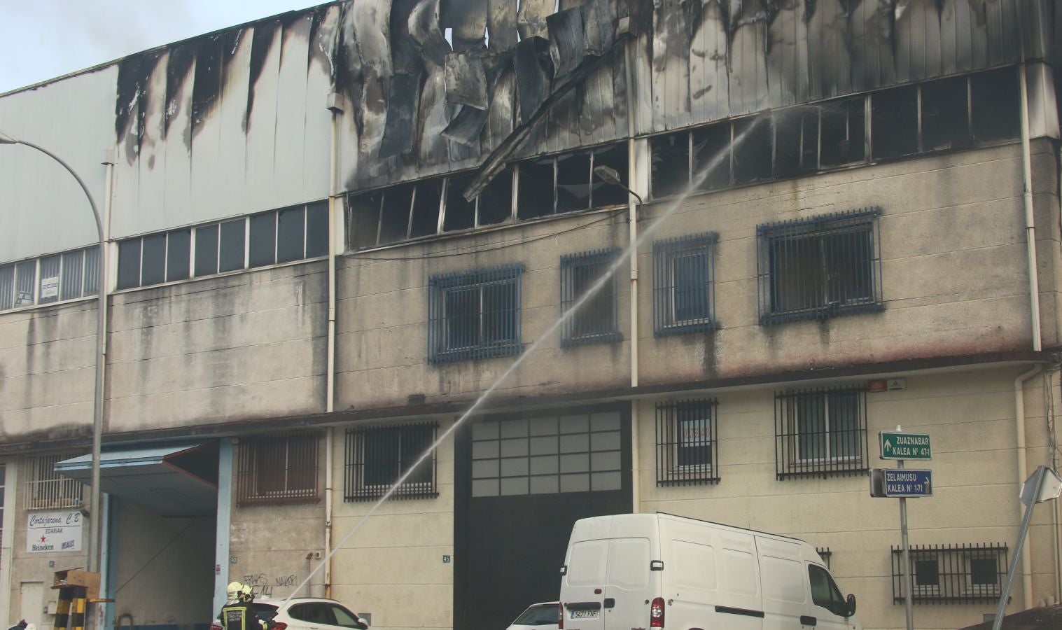 Un incendio calcina una empresa de aislamientos situado en el polígono Ugaldetxo de Oiartzun que, afortunadamente, no ha dejado heridos