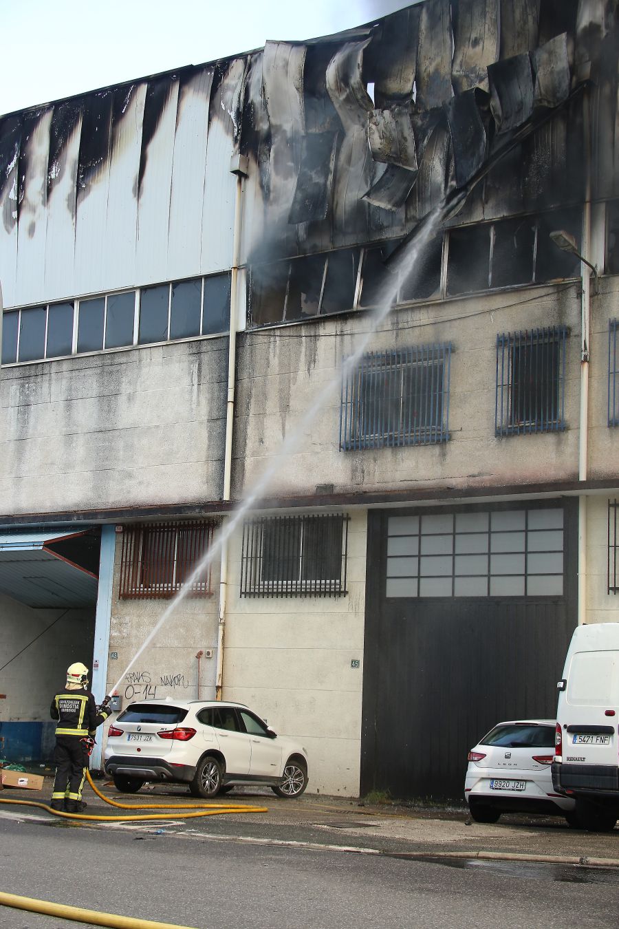 Un incendio calcina una empresa de aislamientos situado en el polígono Ugaldetxo de Oiartzun que, afortunadamente, no ha dejado heridos