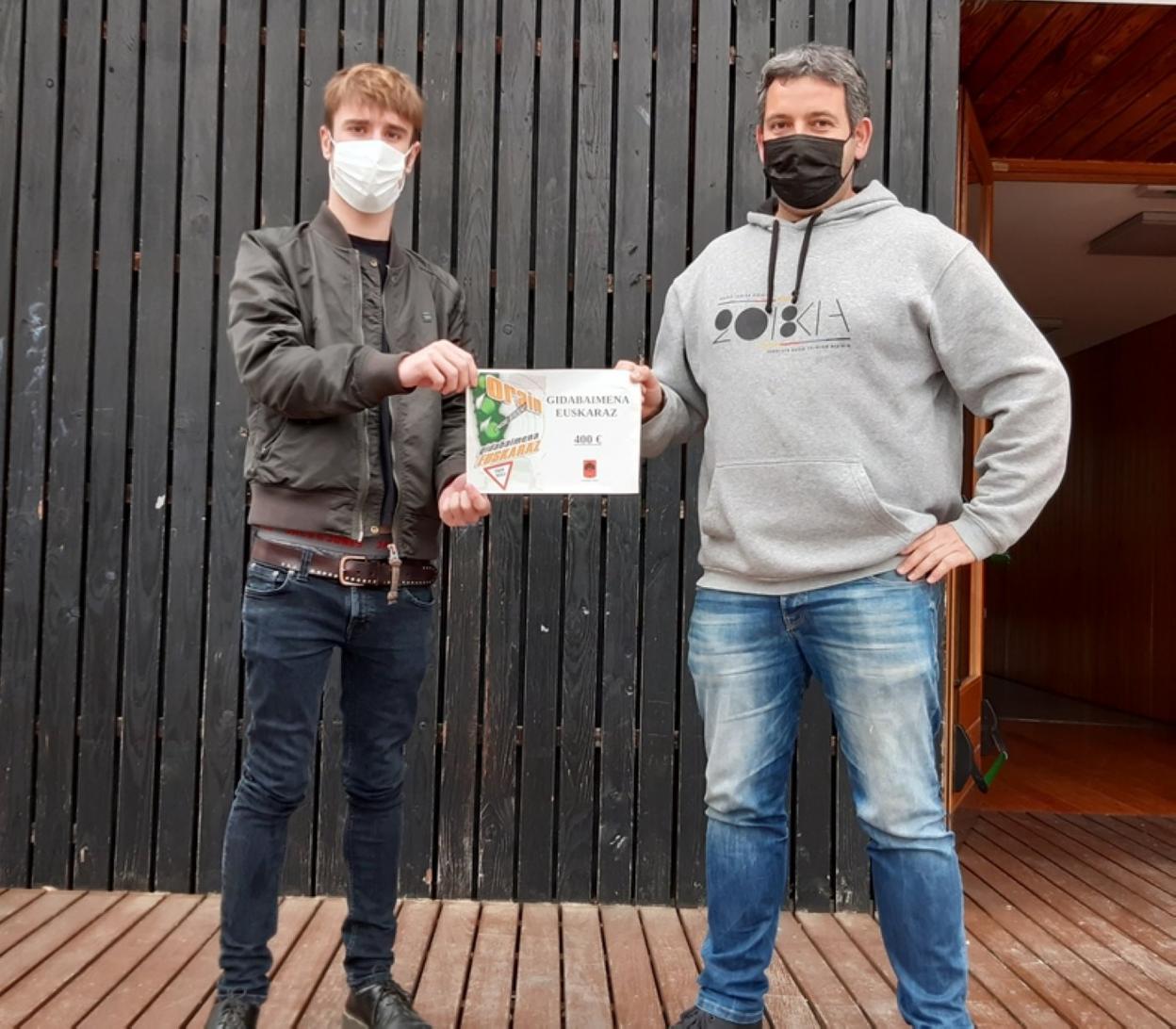 Mattin Aierbe, 400 euroko saria jasotzen. 